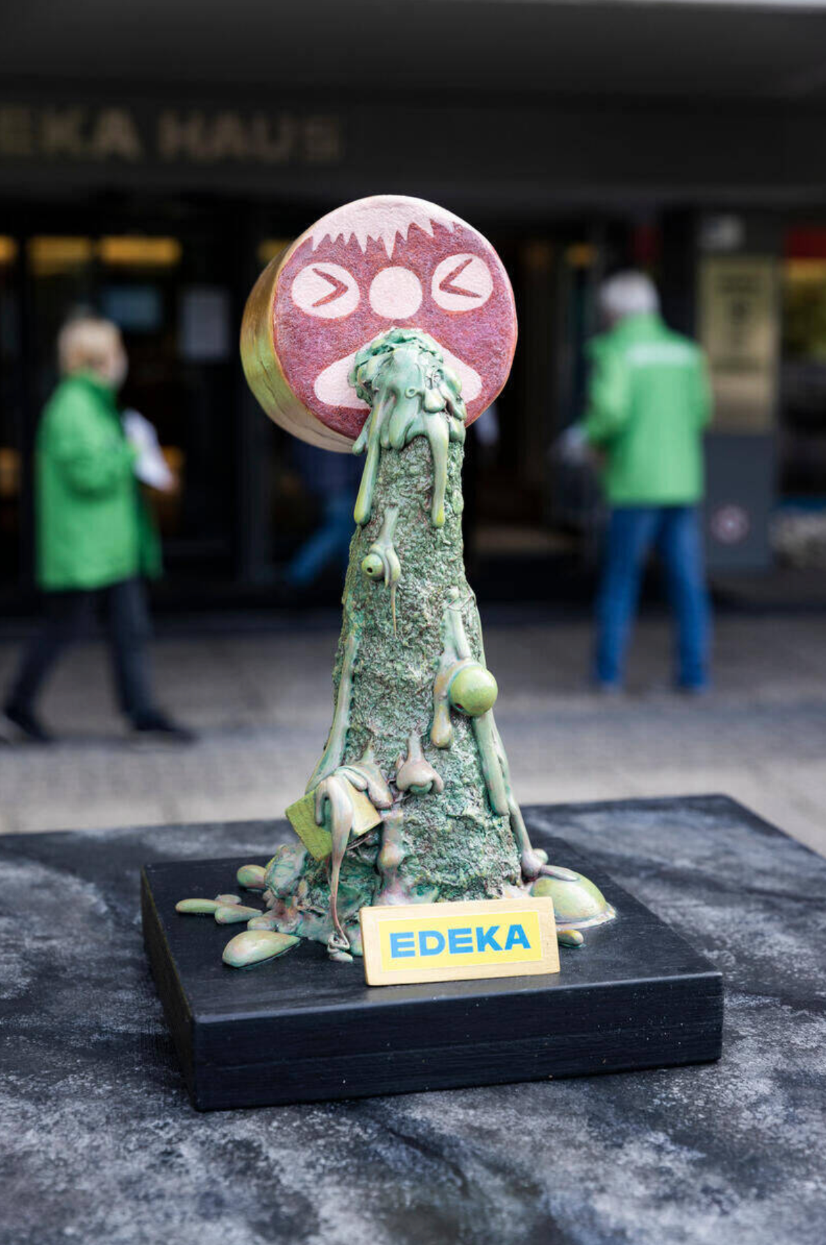 Kotzwurst Trophäe vor Edeka Hauptsitz