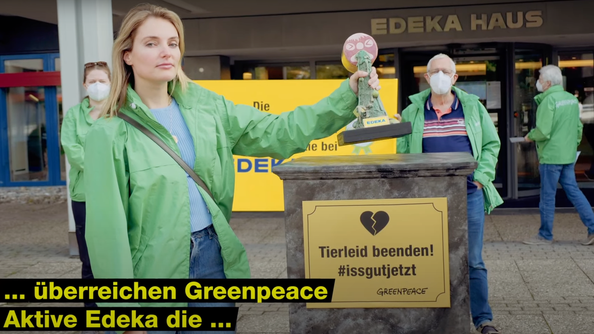 Übergabe der Goldenen Kotzwurst durch Greenpeace